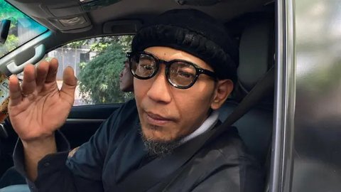 Seminggu lebih setelah Mpok Alpa meninggal dunia, Aji Darmaji memberanikan diri untuk kembali beraktivitas di dunia hiburan, meski dengan perasaan berat.