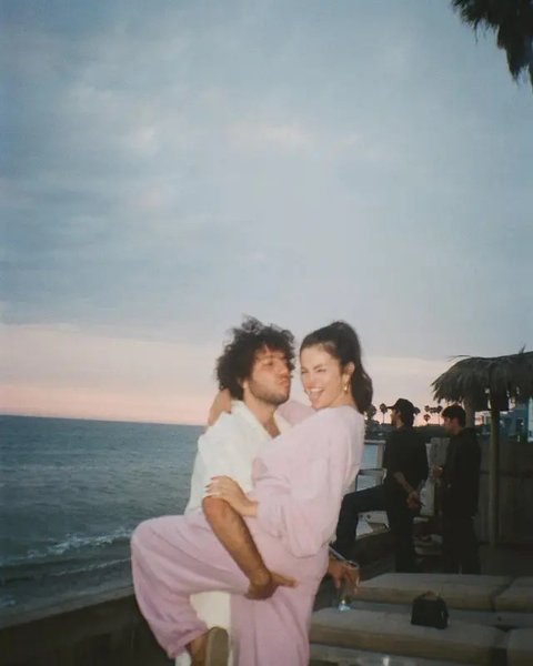 Potret pernikahan Selena Gomez dan Benny Blanco. (dok. Instagram @selenagomez/https://www.instagram.com/p/DPH6AbikoLG/?img_index=1/Dinny Mutiah)