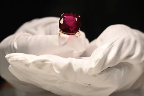 Gelang Emas Kombinasi Berlian Investasi Bernilai. Foto: Gemini