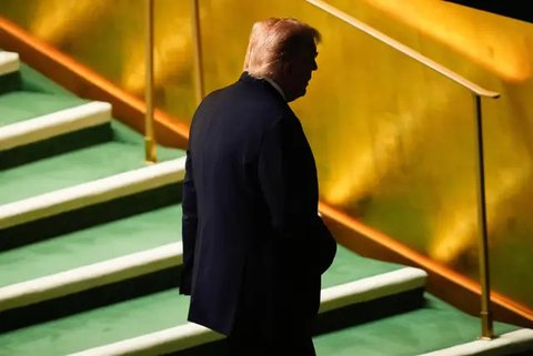 Presiden Amerika Serikat (AS) Donald Trump berbicara setelah menandatangani perintah eksekutif terkait TikTok di Ruang Oval Gedung Putih, Kamis, 25 September 2025. (Foto AP/Alex Brand