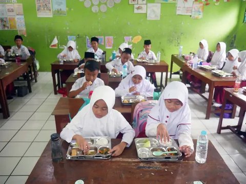 Besok! Mendagri Tito Karnavian bakal Kumpulkan Kepala Daerah Buntut Keracunan MBG Massal