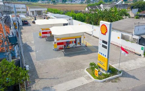Sejumlah petugas stasiun pengisian bahan bakar umum swasta terpaksa menjajakan produk dagangan di pinggir jalan di depan salah satu SPBU Shell, Jalan Gunung Sahari, Jakarta, Kamis (18/9/2025)