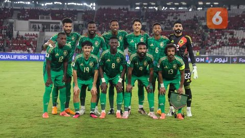 Bek Real Madrid, Francisco Garcia (kiri), berebut bola dengan gelandang Al Hilal, Salem Al-Dawsari, dalam pertandingan Grup H Piala Dunia Antarklub 2025 di Hard Rock Stadium, Miami, Kamis (19