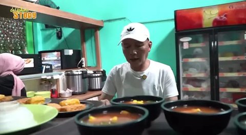 Warung makan ayah Ayu Tingting (Foto: YouTube deHakims Story)