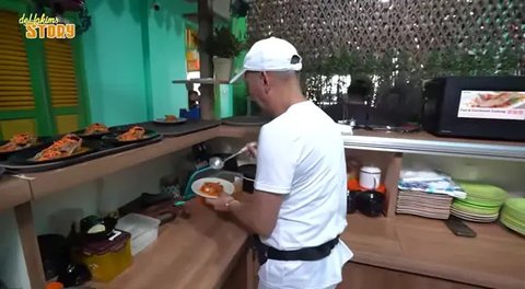Warung makan ayah Ayu Tingting (Foto: YouTube deHakims Story)