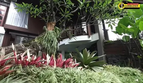 Momen kebersamaan terasa hangat dengan kehadiran keluarga terdekat, termasuk Deddy Corbuzier yang setia mendampinginya. Tampak pula hidangan tumpeng khas Indonesia menghiasi meja perayaan ula