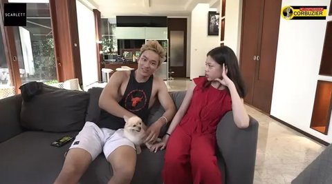 Momen kebersamaan terasa hangat dengan kehadiran keluarga terdekat, termasuk Deddy Corbuzier yang setia mendampinginya. Tampak pula hidangan tumpeng khas Indonesia menghiasi meja perayaan ula