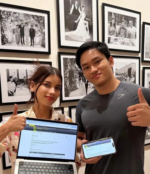 Momen kebersamaan terasa hangat dengan kehadiran keluarga terdekat, termasuk Deddy Corbuzier yang setia mendampinginya. Tampak pula hidangan tumpeng khas Indonesia menghiasi meja perayaan ula