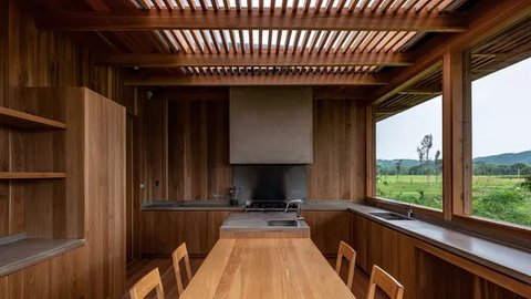 Model Dapur Rumah Sederhana dengan Dinding Kayu yang Tetap Elegan