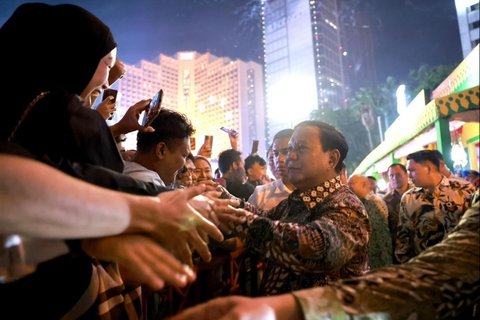 FOTO: Kejutkan Warga, Ini Momen Prabowo Bersama Didit dan Titiek Soeharto Rayakan Tahun Baru 2025 di Bundaran HI