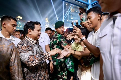 Kedatangan Prabowo ini mengejutkan warga yang sudah berjam-jam memadati kawasan tersebut.