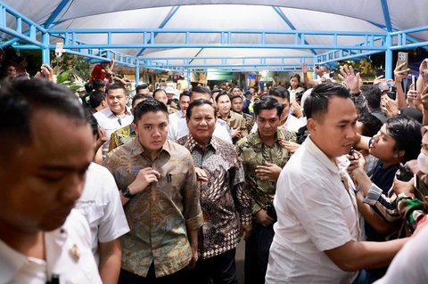 Sementara, Seskab Teddy Indra Wijaya terlihat ikut mendampingi Prabowo.