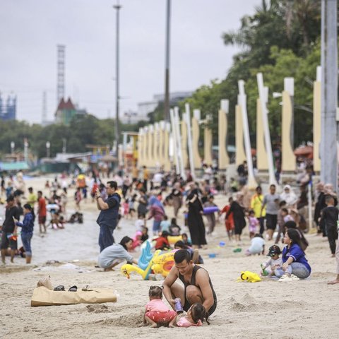 Manajemen PT Pembangunan Jaya Ancol menargetkan 150 orang mengunjungi destinasi wisata keluarga di Jakarta Utara tersebut saat puncak libur Natal 2024 dan ...