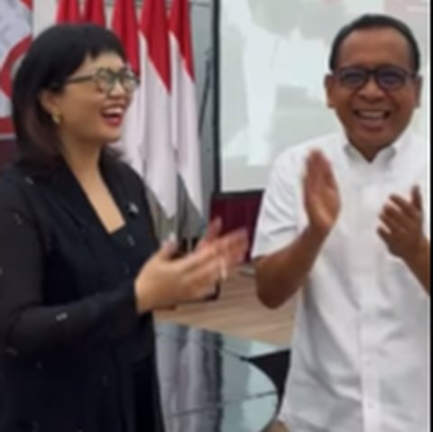 Begini Rasanya Menjajal Kaca Mata Unik Profesor Stella Bikin Menko Pratikno Merem Melek Terkaget-kaget
