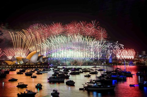 Kembang api menyala selama perayaan malam Tahun Baru 2025 di Sydney Opera House and Harbour Bridge, Sydney, Australia, pada 1 Januari 2025.