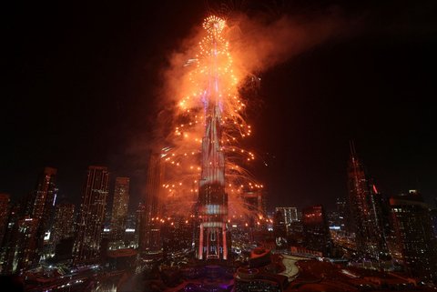 Kembang api menyala di sekeliling Burj Khalifah, gedung tertinggi di dunia, selama perayaan malam Tahun Baru 2025 di Dubai, Uni Emirat Arab, pada 1 Januari 2025.