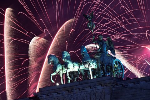 Kembang api menyala selama perayaan malam Tahun Baru 2025 di Brandenburg Gate, Berlin, Jerman, pada 1 Januari 2025.
