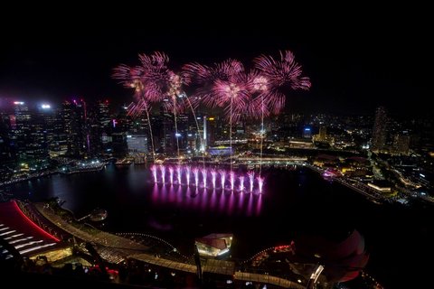 Kembang api menyala selama perayaan malam Tahun Baru 2025 di Marina Bay, Singapura, pada 1 Januari 2025.