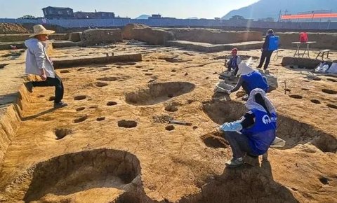 Lubang abu dan lubang pilar yang ditemukan di kota kuno berusia 3.000 tahun di China.