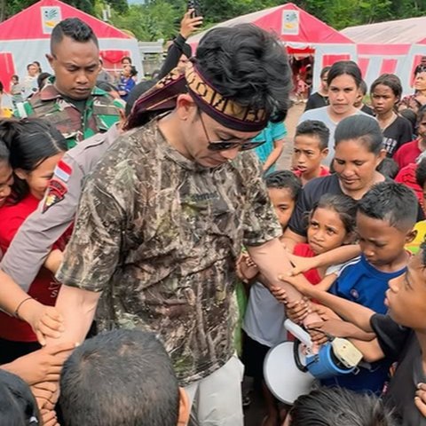 Potret Denny Sumargo Serahkan Donasi Agus Salim Rp1,7 Miliar ke NTT, Mengharukan & Disebut Sampai ke Tangan yang Tepat