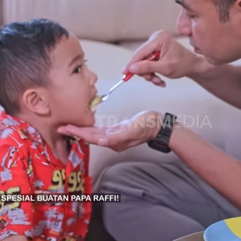 Potret Raffi Ahmad Masak Sendiri Sarapan Untuk Rayyanza, Bingung Cara Nyalakan Kompor Rp2 M yang Dibeli Nagita Slavina