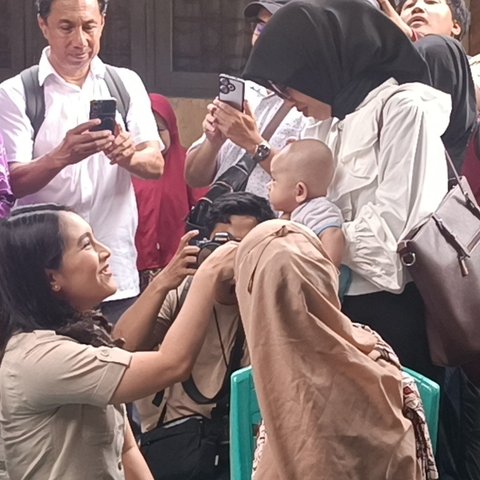 Momen Wamen Isyana Suapi Anak Saat Pantau Makan Bergizi Gratis untuk Ibu Hamil dan Menyusui