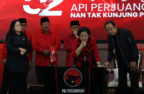 FOTO: Momen Megawati Pidato di HUT ke-52 PDIP, Diwarnai Tangisan Saat Ucap Terima Kasih ke Prabowo