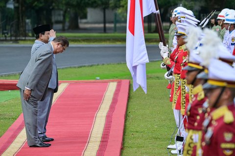 Presiden Indonesia Prabowo Subianto bersama  Perdana Menteri Jepang Shigeru Ishiba memberikan penghormatan bendera saat memeriksa barisan kehormatan di Istana Kepresidenan Bogor, Jawa Barat, pada 11 Januari 2025.