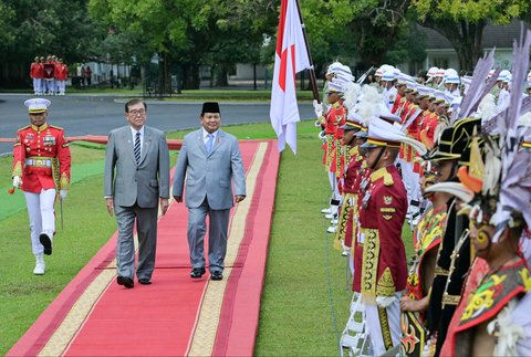 Presiden Indonesia Prabowo Subianto  mendampingi Perdana Menteri Jepang Shigeru Ishiba saat memeriksa barisan kehormatan di Istana Kepresidenan Bogor, Jawa Barat.