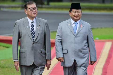 Presiden Indonesia Prabowo Subianto berjalan bersama  Perdana Menteri Jepang Shigeru Ishiba di Istana Kepresidenan Bogor, Jawa Barat.