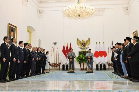 Presiden Indonesia Prabowo Subianto bersama  Perdana Menteri Jepang Shigeru Ishiba  saat memberikan pernyataan pers setelah pertemuan mereka di istana presiden di Bogor, Jawa Barat.