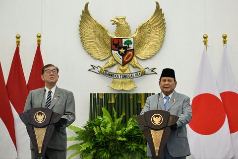 Presiden Indonesia Prabowo Subianto bersama  Perdana Menteri Jepang Shigeru Ishiba  saat memberikan pernyataan pers setelah pertemuan mereka di istana presiden di Bogor, Jawa Barat.