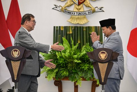 Presiden Indonesia Prabowo Subianto bersama  Perdana Menteri Jepang Shigeru Ishiba berjabat tangan usai  memberikan pernyataan pers setelah pertemuan mereka di istana presiden di Bogor, Jawa Barat.