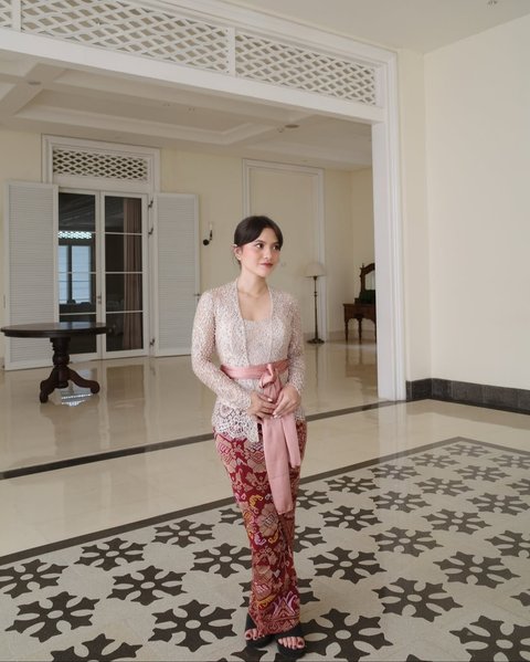 Cantik Banget khas Indonesia, Intip Penampilan Marsha Aruan Tampil Anggun saat Kenakan Kebaya yang Curi Perhatian