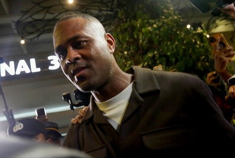 Pelatih Timnas Indonesia Patrick Kluivert saat tiba  di Bandara Soekarno-Hatta , Tangerang Banten, Sabtu (11/01/2024). <br />foto: Liputan6.com/ Herman Zakharia