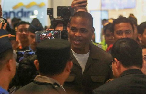 Pelatih Timnas Indonesia Patrick Kluivert saat tiba  di Bandara Soekarno-Hatta , Tangerang Banten, Sabtu (11/01/2024).