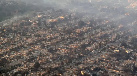Lebih dari 130 ribu orang dipaksa meninggalkan rumah mereka, sejak pertama kali kebakaran terjadi pada Selasa (7/1) hingga Kamis (9/1/2025). (JOSH EDELSON/AFP)