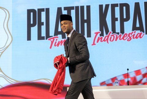 Kepala Pelatih Timnas Indonesia Patrik Kluivert  saat konferensi press di Hotel Mulia, Jakarta, Minggu, (12/01/2025).