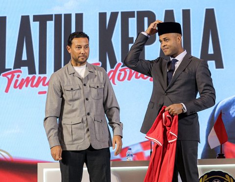 Kepala Pelatih Timnas Indonesia Patrik Kluivert dan  Asisten Pelatih Timnas Denny Landzaat saat konferensi press di Hotel Mulia, Jakarta, Minggu, (12/01/2025).
