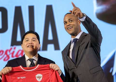 Ketua PSS Erick Tohir bersama Kepala Pelatih Timnas Indonesia Patrik Kluivert saat konferensi press di Hotel Mulia, Jakarta, Minggu, (12/01/2025).