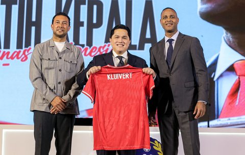 Ketua PSS Erick Tohir bersama Kepala Pelatih Timnas Indonesia Patrik Kluivert dan  Asisten Pelatih Timnas Denny Landzaat saat konferensi press di Hotel Mulia, Jakarta, Minggu, (12/01/2025).