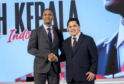 Ketua PSS Erick Tohir bersama Kepala Pelatih Timnas Indonesia Patrik Kluivert aat konferensi press di Hotel Mulia, Jakarta, Minggu, (12/01/2025).