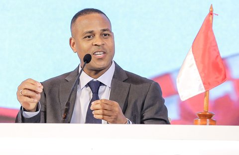 Kepala Pelatih Timnas Indonesia Patrik Kluivert  saat konferensi press di Hotel Mulia, Jakarta, Minggu, (12/01/2025).  Patrick Kluivert bersama Asisten Pelatih Denny Landzaat dan Alex Poster resmi dikontrak selama dua tahun disertai opsi perpanjangan untuk menangani Timnas Indonesia menggantikan Shin Tae-yong usai diberhentikan oleh PSSI.  Eks pemain Barcelona itu punya tugas berat untuk bisa meloloskan timnas Indonesia ke putaran final Piala Dunia 2026 di Amerika Serikat, Kanada dan Meksiko.