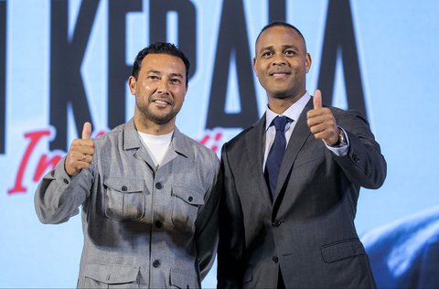 Kepala Pelatih Timnas Indonesia Patrik Kluivert dan  Asisten Pelatih Timnas Denny Landzaat saat konferensi press di Hotel Mulia, Jakarta, Minggu, (12/01/2025).