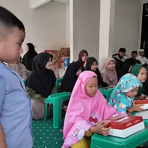 Potret Rayyanza 'Cipung' Kunjungi Panti Asuhan, Berbagi Makanan, Pasangkan Internet, Hingga Lancar saat Dites Mengaji