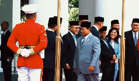 Perhatian Prabowo Rapikan Dasi Menteri Agus