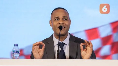 Pelatih kepala baru Timnas Indonesia, Patrick Kluivert memberikan keterangan pada acara konferensi pers mengenai perkenalan pelatih baru Timnas Indonesia di Hotel Mulia, Senayan, Jakarta, Min