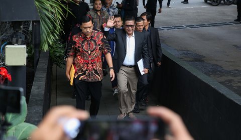 Sekjen PDI Perjuangan (PDIP) Hasto Kristiyanto tersenyum dan melambaikan tangan saat memenuhi panggilan penyidik di Gedung KPK Merah Putih, Jakarta, Senin (13/1/2025). Dia diperiksa sebagai tersangka atas dugaan suap pergantian antarwaktu (PAW) dan perintangan penyidikan yang melibatkan Harun Masiku.