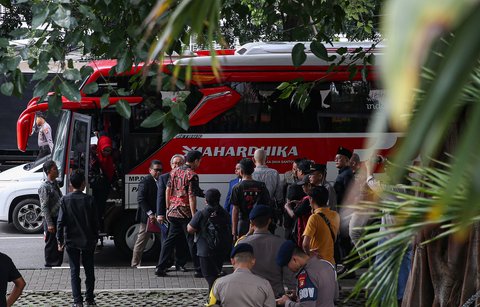 Berdasarkan pantauan di lokasi, Hasto bersama rombongan tiba di Gedung KPK dengan menaiki bus merah putih.