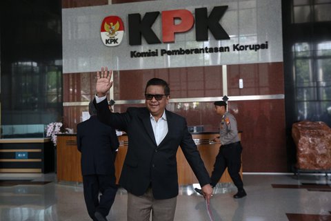 Hasto Kristiyanto tersenyum dan melambaikan tangan saat memenuhi panggilan penyidik di Gedung KPK Merah Putih, Jakarta, Senin (13/1/2025).